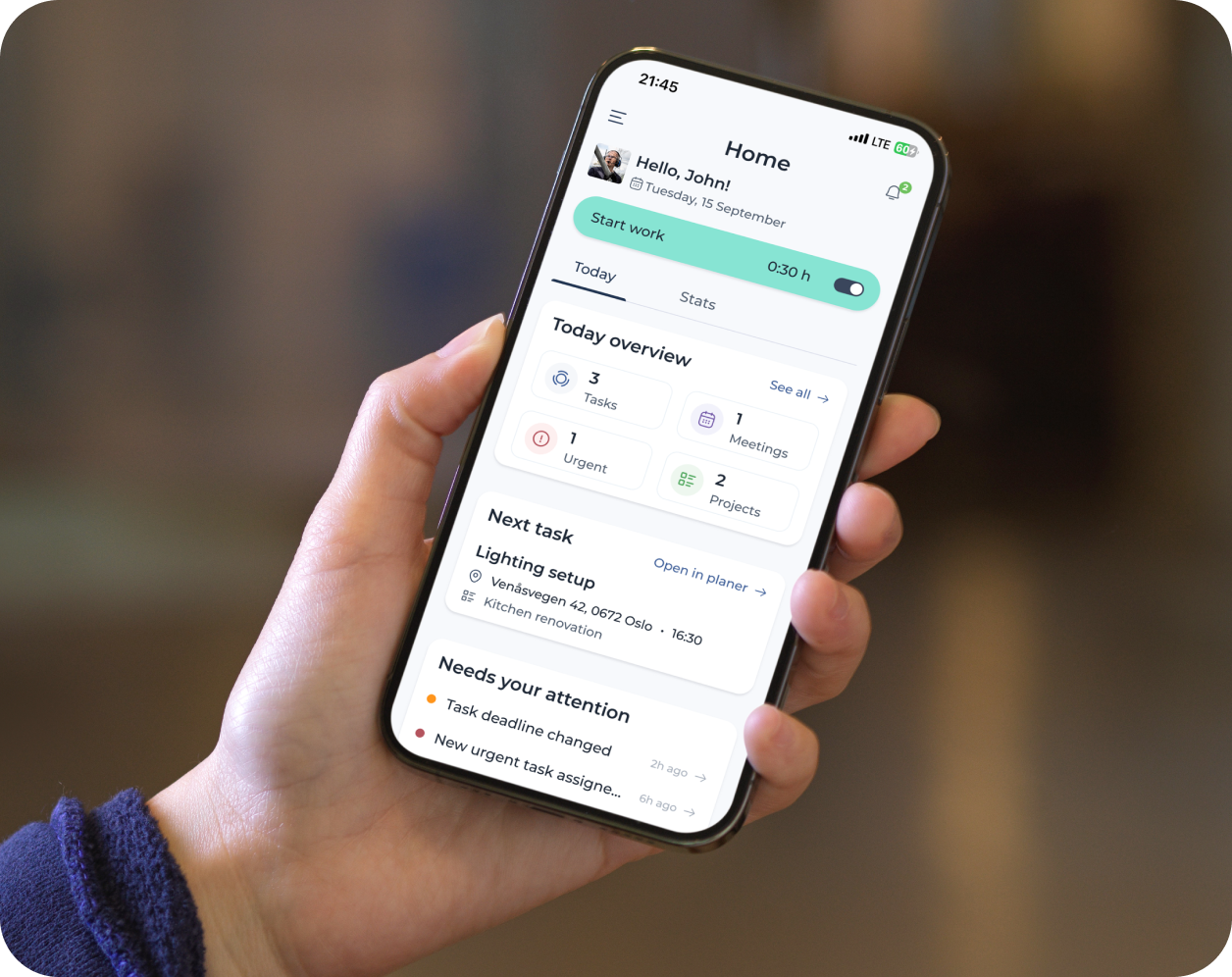 Håndverker som bruker Jelpify-mobilappen til å rapportere tid på prosjekter